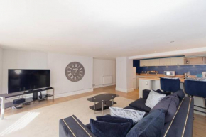 Stunning Spacious Harrogate Apartment - Sleeps 6